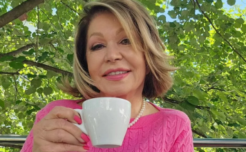 Zaustavila vreme: Pomoću ovog čarobnog napitka Neda Ukraden i u 8. deceniji je riba i po