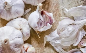 Ne bacajte ljuske od belog luka, čuvaćete ih kao oči u glavi kada čujete koliko su korisne za domaćinstvo