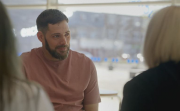 Život mu spasile 3 tinejdžerke kad su ga pronašle u javnom WC-u s pupčanom vrpcom oko vrata: Posle 40 godina poželeo da upozna majku pa dobio pismo koje boli