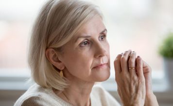 Muž je počeo da vozi novu komšinicu na posao, ništa mi nije delovalo čudno: Kad sam našla dokumenta stara 28 godina, htela sam da iskočim iz svoje kože