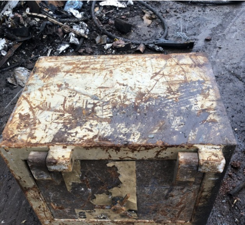 Ova je obitelj 30 godina ignorirala tešku kutiju – ono što su pronašli unutra ostavilo ih je bez teksta