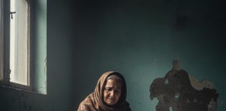 Majka je krila od sina da ima rak da on ne bi napustio studije u inostranstvu: Na dan njegove diplome, sin je u prvom redu ugledao praznu stolicu i pismo koje mu je srušilo svet.