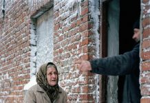 Gazda je izbacio bolesnu baku na ulicu usred zime zbog duga: Kada je ušao u njen prazan stan da pokupi ključeve, otkrio je tajnu koja ga je bacila na kolena