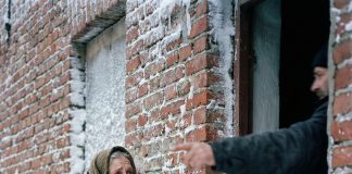 Gazda je izbacio bolesnu baku na ulicu usred zime zbog duga: Kada je ušao u njen prazan stan da pokupi ključeve, otkrio je tajnu koja ga je bacila na kolena