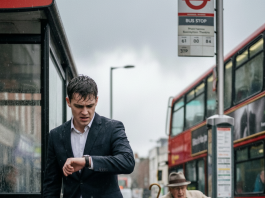 Mladić je izgurao starca iz autobusa jer je žurio na razgovor za posao života: Kada je ušao u kancelariju direktora, taj isti starac ga je čekao sa njegovim CV-jem u ruci.