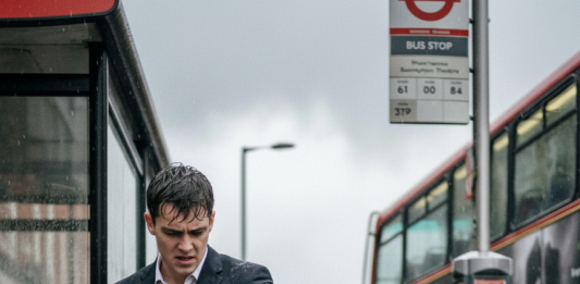 Mladić je izgurao starca iz autobusa jer je žurio na razgovor za posao života: Kada je ušao u kancelariju direktora, taj isti starac ga je čekao sa njegovim CV-jem u ruci.