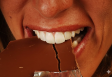 Beograđanka htela da se zasladi čokoladom pa joj preselo: Pored lešnika pronašla i neželjeno punjene, ovo je migoljilo po slatkišu! (FOTO)