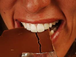 Beograđanka htela da se zasladi čokoladom pa joj preselo: Pored lešnika pronašla i neželjeno punjene, ovo je migoljilo po slatkišu! (FOTO)