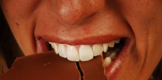 Beograđanka htela da se zasladi čokoladom pa joj preselo: Pored lešnika pronašla i neželjeno punjene, ovo je migoljilo po slatkišu! (FOTO)