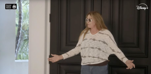 Bila je muškarac, pa žena, pa sad opet želi da bude muškarac: Decu je pojeo živi blam kad se pojavila na vratima kuće željna pažnje