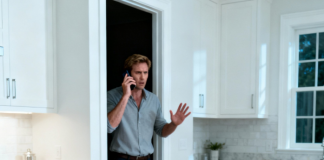 Noć kada je moj muž postavio sto s osmijehom — ali nekoliko minuta nakon što smo moj sin i ja uzeli prve zalogaje, srušili smo se, a dok sam ležala nepomično, čula sam ga kako šapuće: “Gotovo je… neće biti tu još dugo,” i ono što se dogodilo poslije bilo je daleko izvan svega što sam ikada mogla zamisliti.