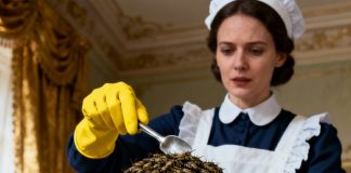 Sin milijardera patio je od strašnih bolova… dok mu dadilja nije skinula nešto tajanstveno s glave.