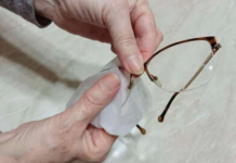 NIKAKO NE BACAJTE NAOČARE KADA IZGREBETE STAKLA: