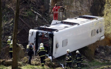 HAOS U REGIJI! VOZAČ AUTOBUSA IZGUBIO KONTROLU: Najmanje 13 poginulih, vozilo upalo u jarugu