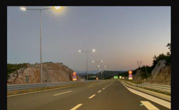 SRPSKA PORODICA NA PUTU DO GRČKE STALA DA PREDAHNE – ŽENA SE SAMO SRUŠILA PORED PUTA Deca plakala pored nje, a onda se desilo ČUDO