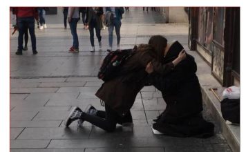 Devojka je usred Knez Mihailove klekla pored žene koja prosi, ljudi su povadili telefone zbog scene što je usledila (FOTO)