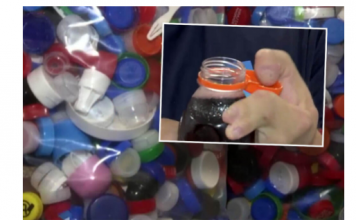 “A JA BESNA ŠTO MI ČEP UDARA U NOS” Sve vreme pogrešno otvarate NOVE FLAŠE, kad vidite ovaj GENIJALNI TRIK, oduševićete se (VIDEO)