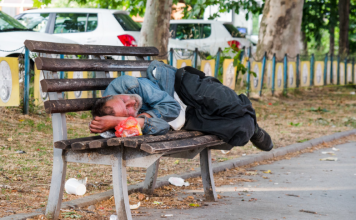 DEVOJKA IZ NOVOG SADA UDELILA BESKUĆNIKU, kad je progovorio shvatila je ko je iza izmučenog lica: UKOPALA SE U MESTU