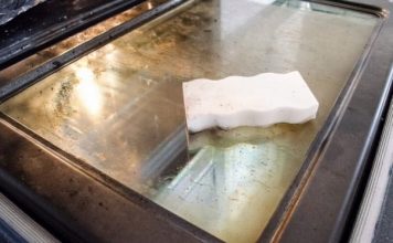 ŽENA OTKRILA TRIK KAKO DA STAKLO NA RERNI STALNO BLISTA: Probajte ovaj trik i staklo vaše rerne će SIJATI KAO NOVO