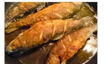 Kuhari ribu ne stavljaju u brašno, UVALJAJU JE U OVU NAMIRNICU: Ulje nikad ne prska, a ukus je bolji 10 puta