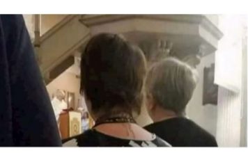 Žena je postala hit na Fejsu zbog majice u kojoj je došla na misu, morate vidjeti što je obukla