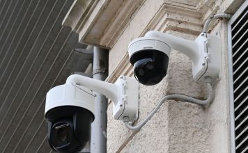 Sakrila kameru u sobu svoje kćerke jer je sumnjala da dovodi dečka noću, istina je biIa mnogo gora: Kada je vidjela šta je izašIo ispod kreveta, smučiIo joj se (Video)