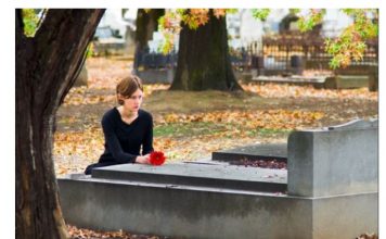 Dva meseca je na grobu muža viđala TUĐE cveće: Pomislila da je imao ljubavnicu, pa doživela još veći ŠOK!