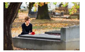 Dva meseca je na grobu muža viđala TUĐE cveće: Pomislila da je imao ljubavnicu, pa doživela još veći ŠOK!