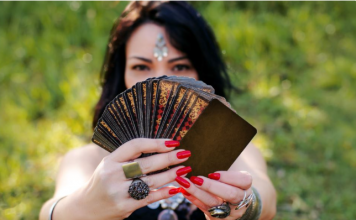 Horoskop za avgust po ciganskim kartama: Ovom znaku će novac pristizati sa svih strana, dok njih čeka mesec pun tuge i razočaranja