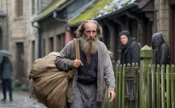 Svi su se rugali starcu što živi sam, a onda su otkrili šta radi svake noći