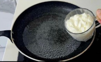 Samo sipajte JOGURT u kipuću vodu, dodajte brašno i ne morate ujutro ići u prodavnicu: Skoro NIKO za ovo ne zna!