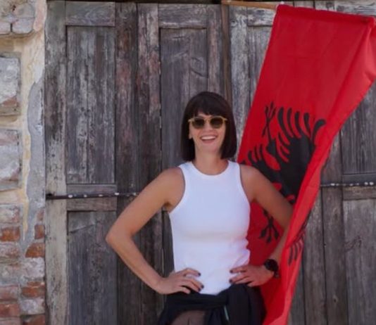 Ivana otišla u Albaniju, slikala se sa zastavom i zabezeknula onim što je tamo doživela: Otkrila kakvi su stvarno Albanci i šta se desilo kad je rekla hvala