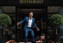 Gazda restorana je šutnuo bakinu korpu sa cvećem jer mu je smetala na ulazu: Sutradan je saznao da je ta baka tim cvećem hranila njegovo dete koje je on napustio.