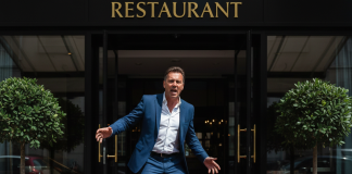 Gazda restorana je šutnuo bakinu korpu sa cvećem jer mu je smetala na ulazu: Sutradan je saznao da je ta baka tim cvećem hranila njegovo dete koje je on napustio.