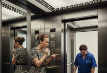 Bogatašica je izbacila čistačicu iz lifta jer ‘smrdi na znoj’: Pola sata kasnije, zaglavila se u tom istom liftu, a jedina osoba koja je čula njene pozive bila je ta čistačica.