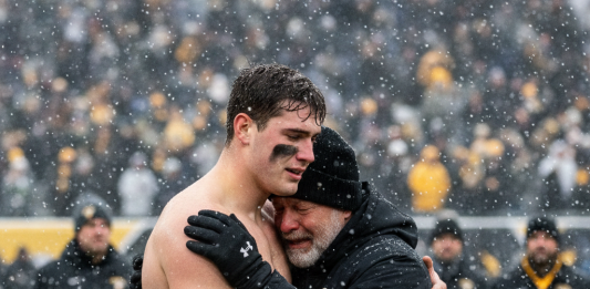 Otac je prodao svoj jedini zimski kaput da sinu kupi kopačke za finale: Sin je dao gol, a onda otrčao na tribine i uradio nešto što je rasplakalo ceo stadion.