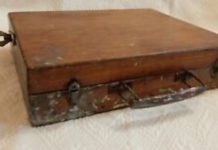 Otkrila je staru drvenu kutiju u unajmljenoj kući – ono što je pronašla unutra još uvijek izaziva u stručnjacima traganje za odgovorima