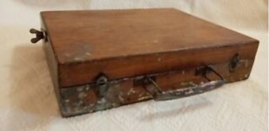 Otkrila je staru drvenu kutiju u unajmljenoj kući – ono što je pronašla unutra još uvijek izaziva u stručnjacima traganje za odgovorima