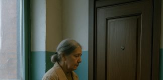 Žena je donijela unuci poklon i čula: “Bako, mama mi je rekla da te ne pustim unutra.”