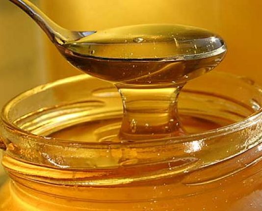 Evo zašto treba jesti kašičicu meda pre spavanja: 3 razloga stručnjaka koji vas mogu preporoditi