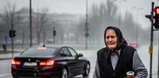 Sin je izbacio majku iz auta na kišu jer je ‘sramoti pred devojkom’: Taksista je stao, povezao je besplatno, a ujutru mu je na račun legla cifra koja ga je šokirala.