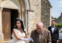 Mlada je zabranila ocu da je vodi do oltara jer je hrom i nosi jeftino odelo: ‘Sramotiš me, očuh će me voditi, on je gospodin!’. Kada je otac pognute glave krenuo ka izlazu, mladoženja je zaustavio ceremoniju i uradio nešto nezamislivo.