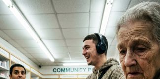 Baka je u apoteci brojala metalni novac za lek, a bogati klinac iza nje se smejao: ‘Požuri baba, ako nemaš za lekove, idi umri!’. Apotekarka je tada zaključala vrata i otkrila tajnu koju je krila 20 godina.