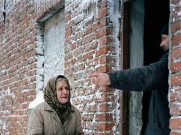 Gazda je izbacio bolesnu baku na ulicu usred zime zbog duga: Kada je ušao u njen prazan stan da pokupi ključeve, otkrio je tajnu koja ga je bacila na kolena