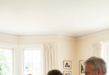 Moj otac me ponizio pred svima, zahtijevajući da se ispričam svojoj maćehi. Nisam se opirao. Ali sljedećeg jutra, kada je vidio moju praznu sobu — i advokaticu koja je užurbano ušla — njegovo se lice odmah promijenilo.