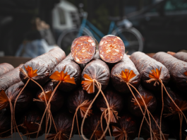 Kupila kobasicu, a kada je stigla kući otkrila nešto šokantno: “Da bude gore, nije se videlo spolja”