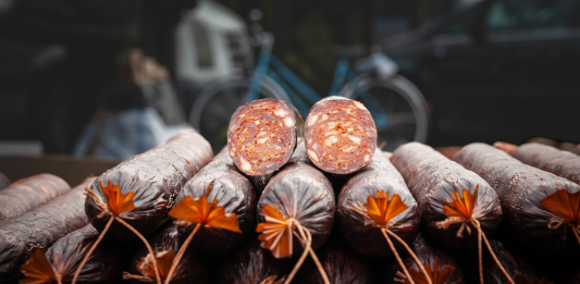 Kupila kobasicu, a kada je stigla kući otkrila nešto šokantno: “Da bude gore, nije se videlo spolja”