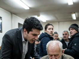 Otac je u skupom restoranu prosuo supu po sebi jer ima Parkinsonovu bolest: Sin je vikao ‘Jedeš kao svinja, sramotiš me!’, a starac je samo spustio glavu. Tada je ustao gost sa susednog stola.