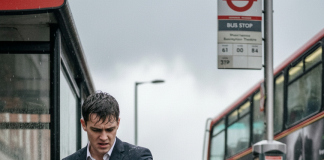 Mladić je izgurao starca iz autobusa jer je žurio na razgovor za posao života: Kada je ušao u kancelariju direktora, taj isti starac ga je čekao sa njegovim CV-jem u ruci.