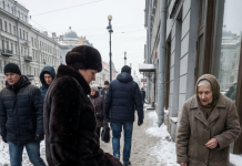 Baka je prodavala heklane stolnjake na ulici na minus deset, a bogatašica ju je gurnula: ‘Skloni te krpe s puta!’. Sutradan je ta bogatašica u bolnici saznala ko je anonimno platio operaciju njenom detetu.